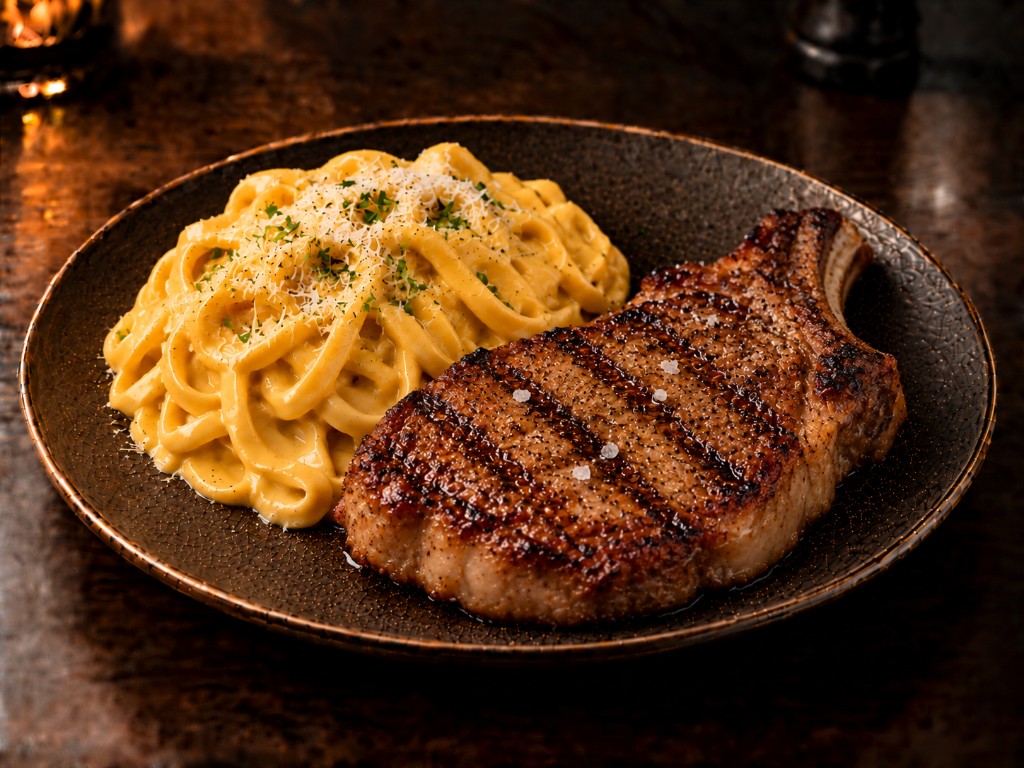 Chuleta de chancho (300 g) con pasta