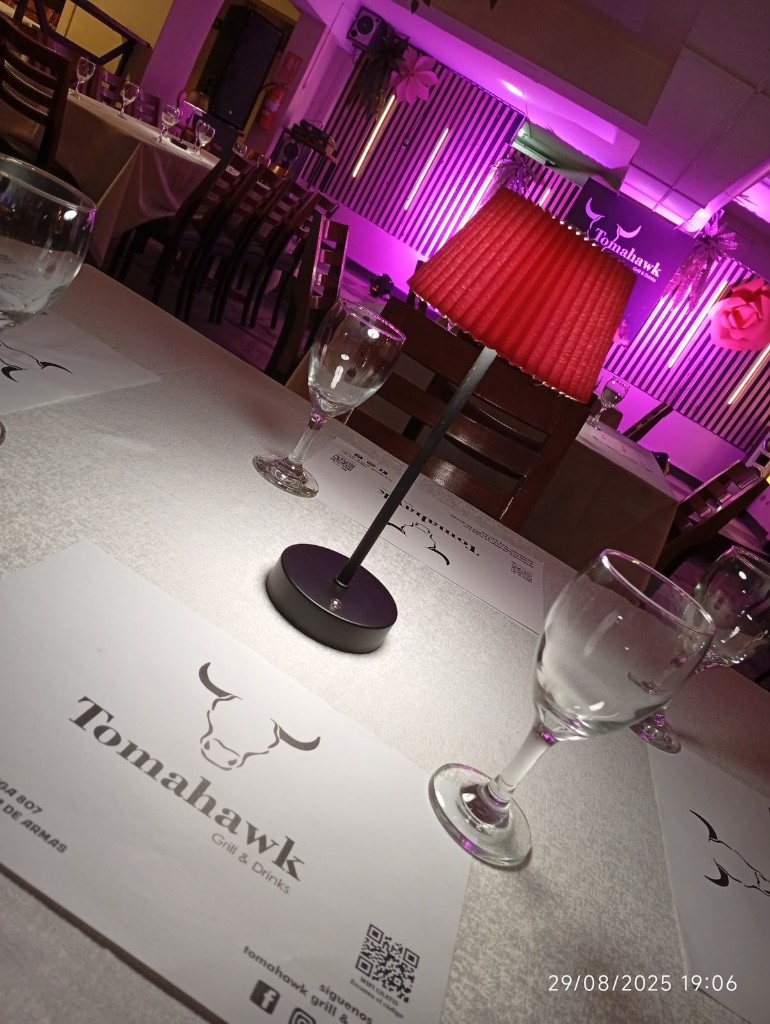 Mesa preparada para una celebración en TOMAHAWK